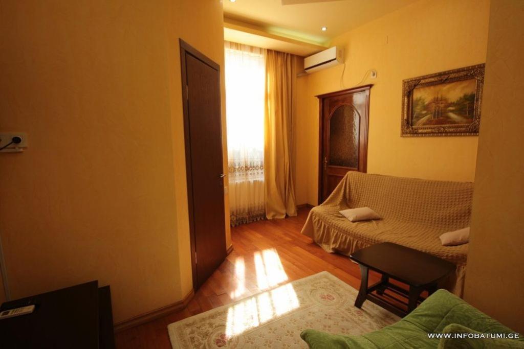 Hotel Black Sea House バトゥーミ エクステリア 写真